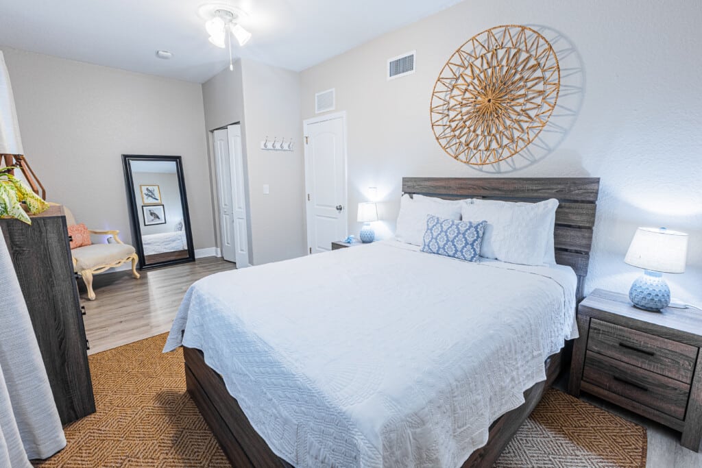 Bedroom 1 - Recharge in a comfortable bedroom with a Queen Size bed and Smart TV. Designed for peaceful nights and restful mornings.