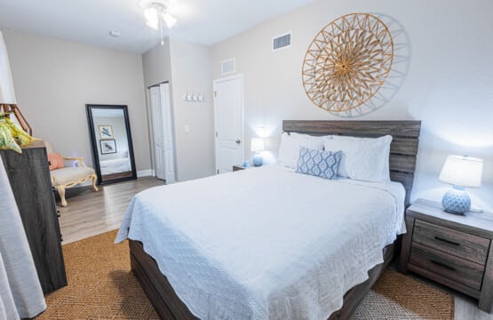 Bedroom 1 - Recharge in a comfortable bedroom with a Queen Size bed and Smart TV. Designed for peaceful nights and restful mornings.