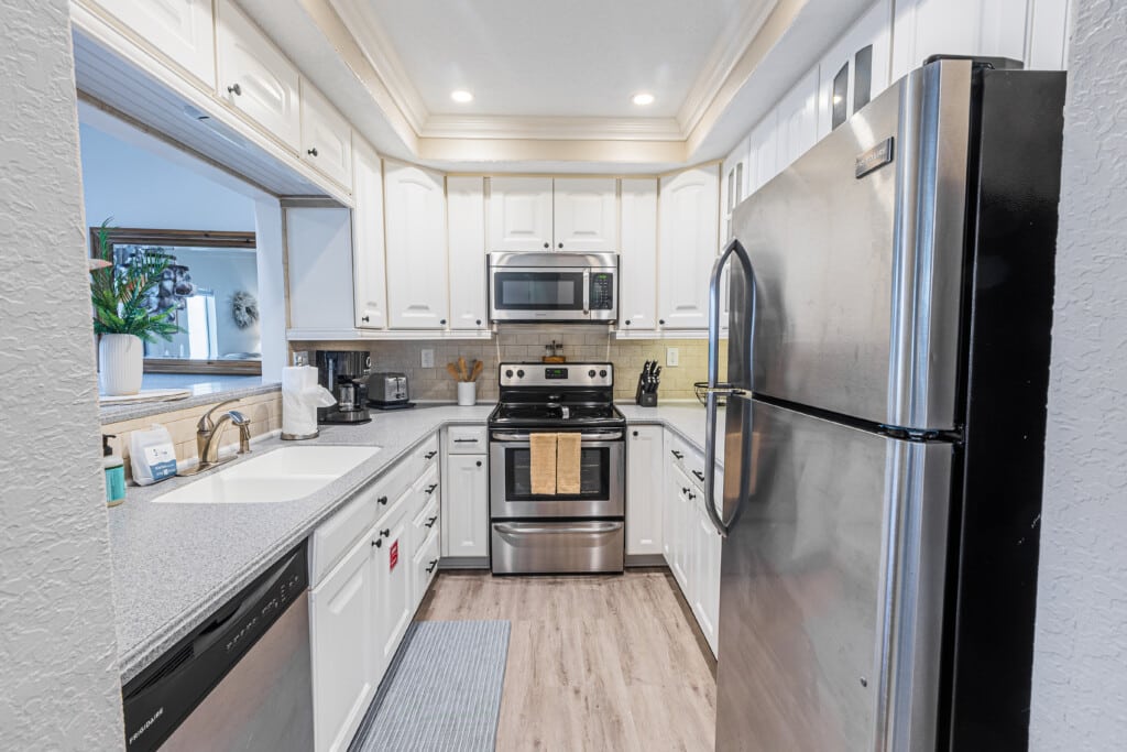 From morning coffee to family dinners, this kitchen has everything you need.